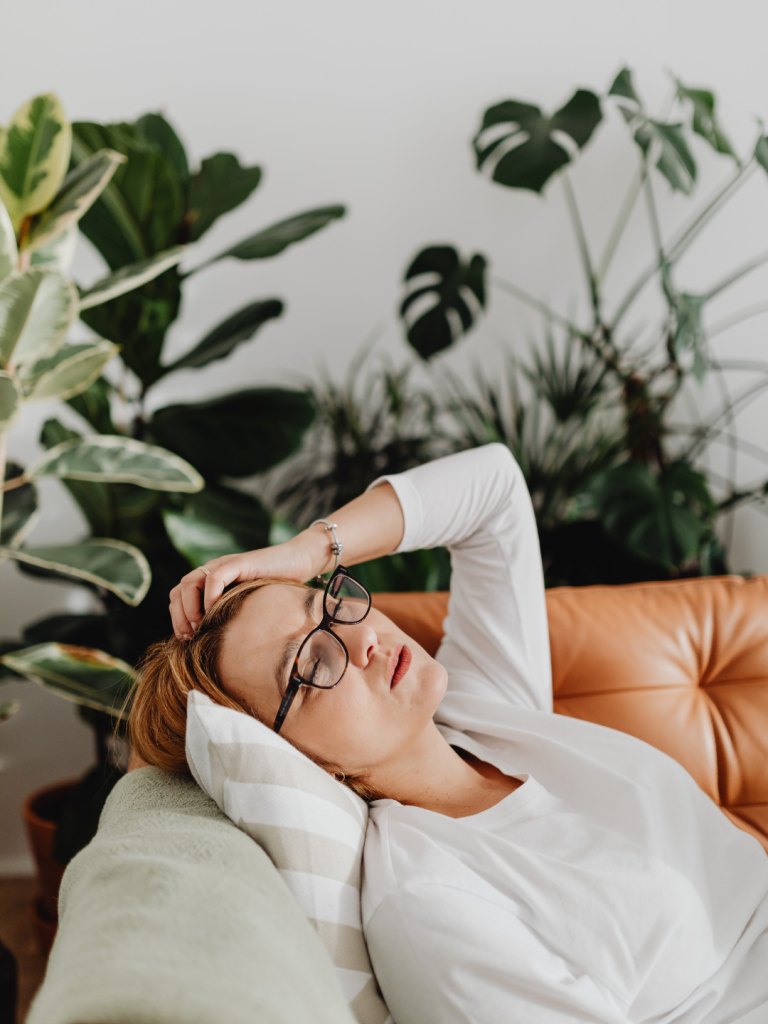 Femme fatiguée malgré le repos assise sur un canapé